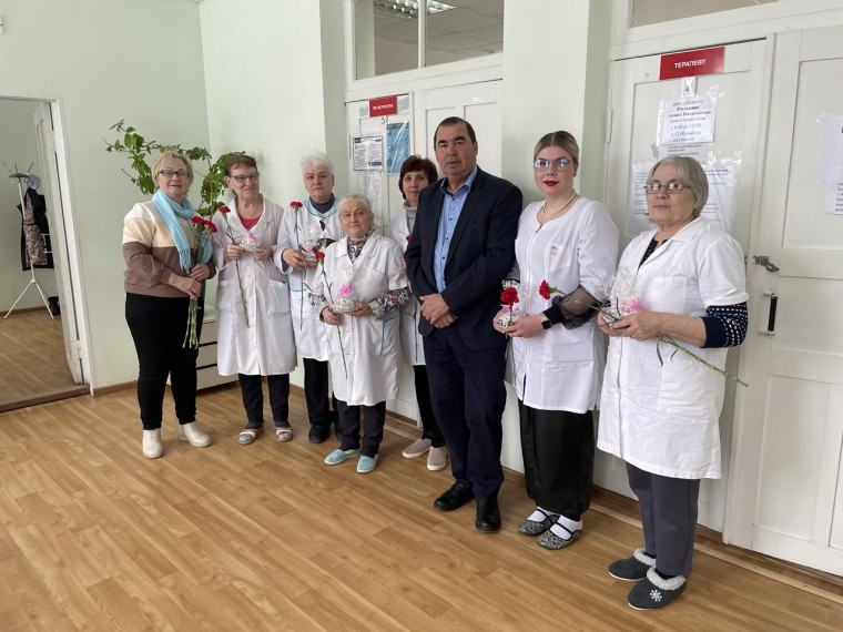 С наступающим весенним праздником!. С наступающим весенним праздником!.